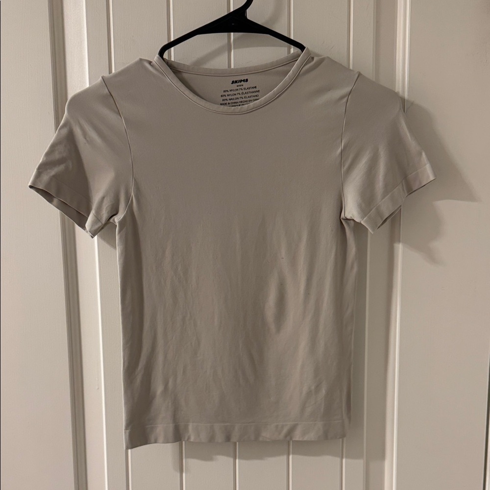 SKIMS Soft Smoothing Seamless T-Shirt in Stone Size M